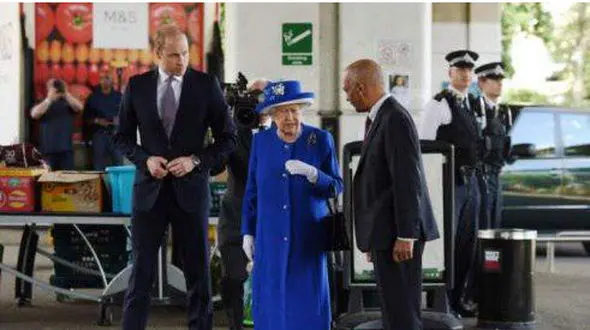 ملکه بریتانیا و شاهزاده ویلیام با ساکنان برج سوخته لندن دیدار کردند +عکس