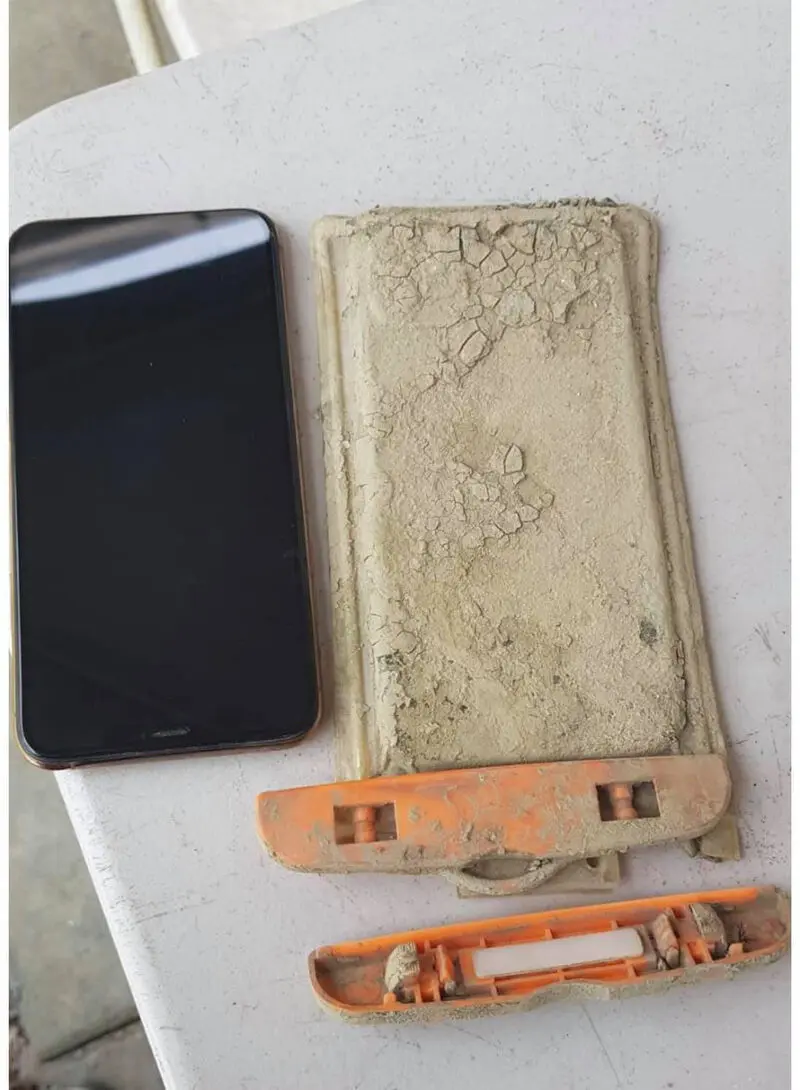 موبایل در دریاچه