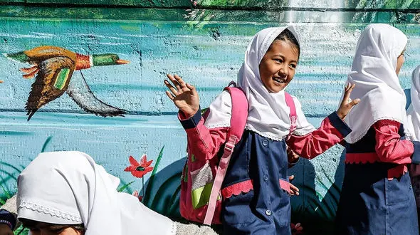 کمیساریای عالی باید سالانه 50 مدرسه برای اتباع بسازد ولی طی 11 سال فقط 111 مدرسه ساخته ! + فیلم