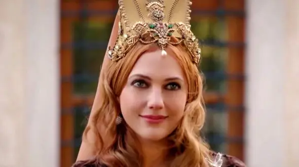 خرم سلطان مشهور با ۳ پیراهن خیره‌کننده و لاکچری به فستیوال کن رفت 