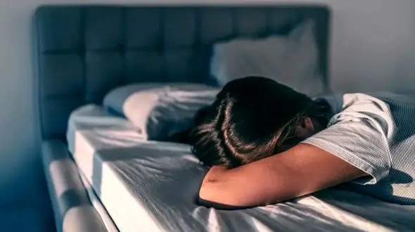 تاثیرات منفی کم‌ خوابی بر پیری و راهکارهای بهبود آن