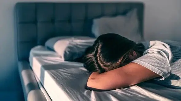 تاثیرات منفی کم‌ خوابی بر پیری و راهکارهای بهبود آن