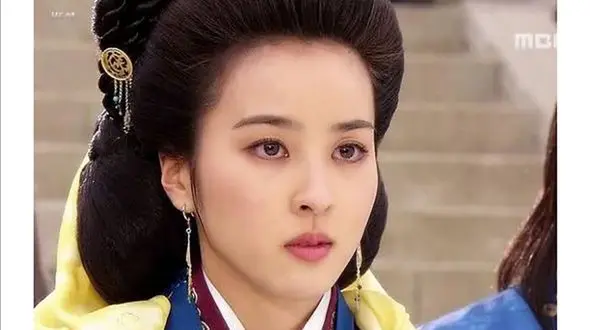 این دختر جوان بانو سوسانو است نه دخترش + فیلم باورنکردنی از اکسیر جوانی خانم بازیگر !