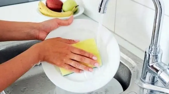 فواید باورنکردنی شستن ظروف با دست برای بدن