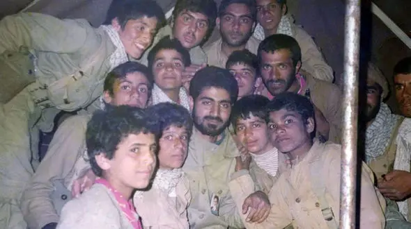 عکس سردار سلیمانی در  بین رزمندگان نوجوان