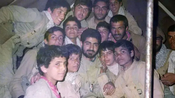 عکس سردار سلیمانی در  بین رزمندگان نوجوان