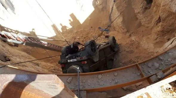 سقوط مرسدس بنز کلاس جی به حفره 15 متری / بالاترین مقام به دیدن راننده رفت + عکس 