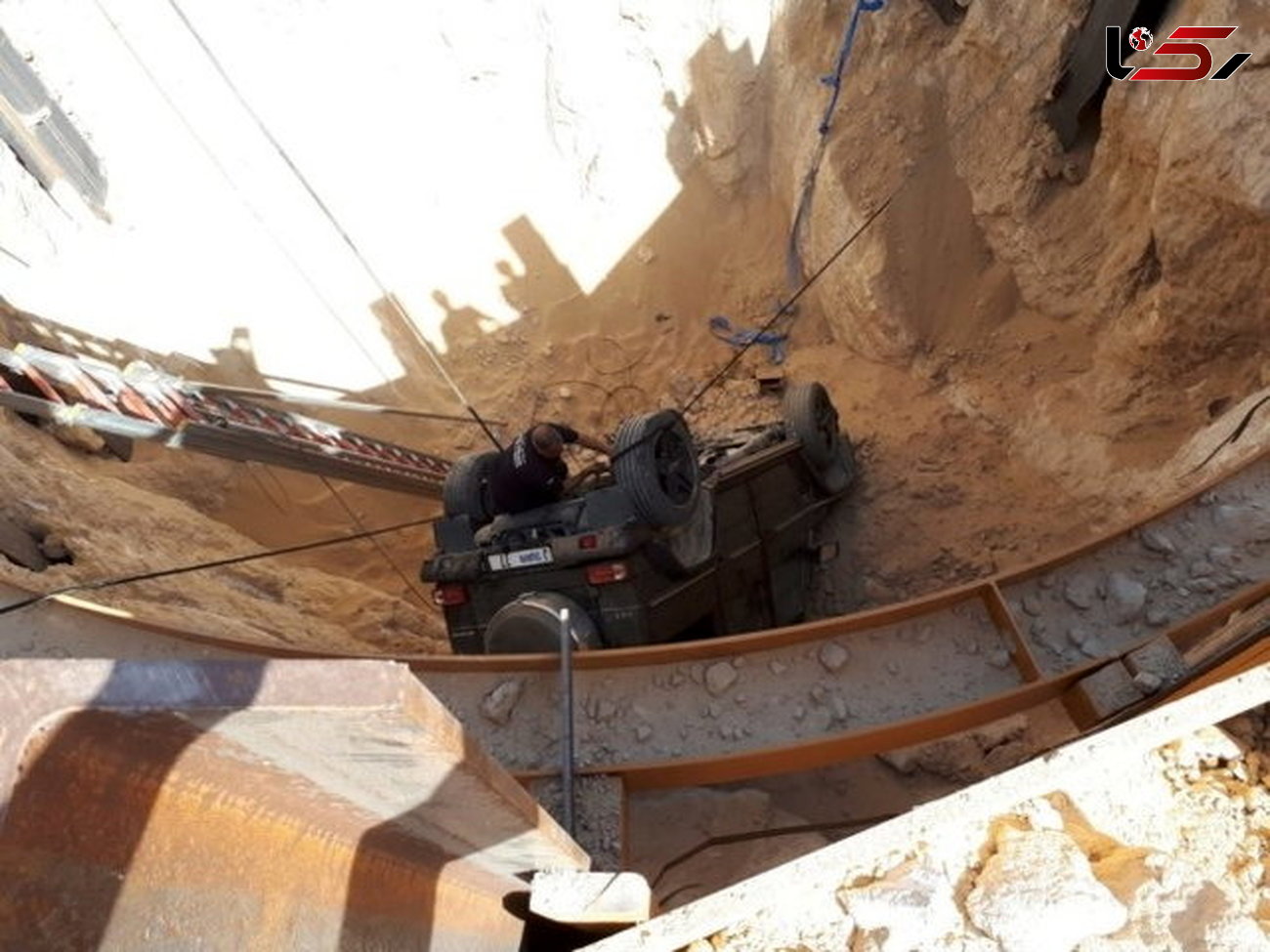 سقوط مرسدس بنز کلاس جی به حفره 15 متری / بالاترین مقام به دیدن راننده رفت + عکس 