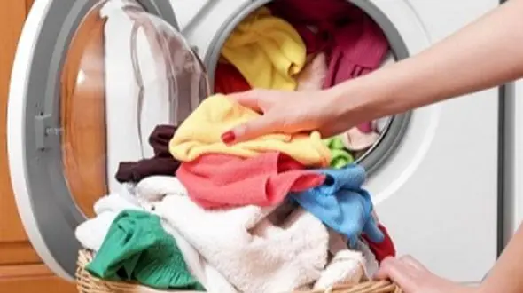 چگونه لکه‌ های زرد روی لباس‌ های سفید را به‌ آسانی از بین ببریم؟