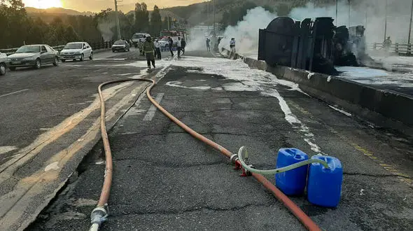جاده محل واژگونی تانکر سوخت در دماوند بازگشایی شد + عکس