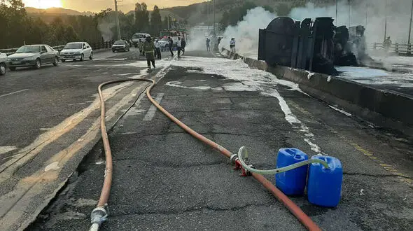 جاده محل واژگونی تانکر سوخت در دماوند بازگشایی شد + عکس