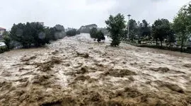 فیلم لحظه بلعیده شدن تراکتور و سرنشینانش در سیل ایلام