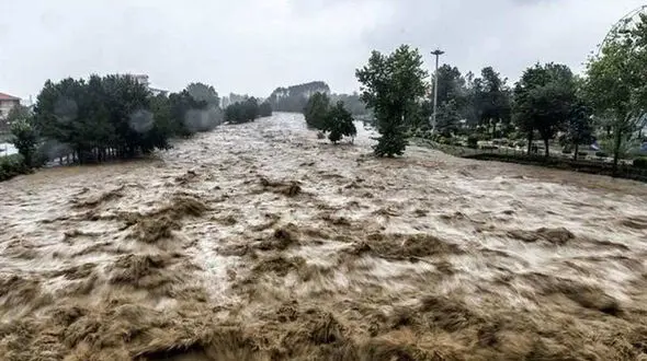 فیلم لحظه بلعیده شدن تراکتور و سرنشینانش در سیل ایلام