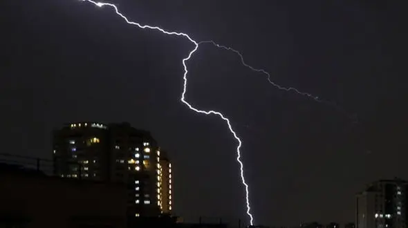 صاعقه زن جوان چمستانی را خشک کرد