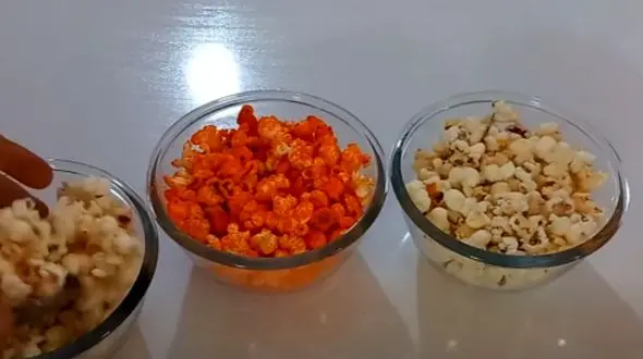 طرز تهیه پفیلا خانگی در طعم‌ های پنیری، گوجه‌ای و سرکه‌ ای / فیلم