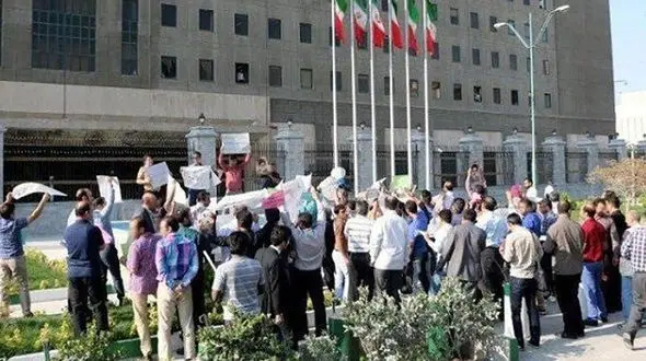 پاسخ نماینده مجلس به تجمعات مقابل مجلس / مردم حساب خیانتکاران را از دیگران جدا کنند