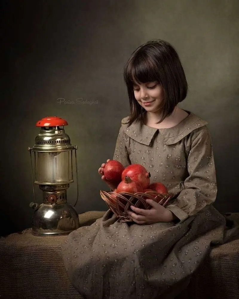 ژست عکس یلدا کودک | ژست عکس شب یلدا 1404 برای کودکان دخترانه و پسرانه آتلیه ای و در خانه