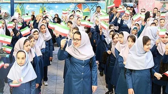 دانش آموزان ملحفه پیچ به مدرسه می روند/ یاد لباس های رنگ و رو رفته جنگ جهانی دوم افتادم