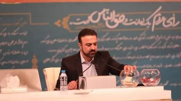زاویه های مخفی در مناظره انتخابات ریاست جمهوری 96 / به حرکات مجری دقت کنید + فیلم و عکس