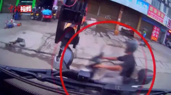 فیلم وحشتناک برخورد قلاب جرثقیل با سر مرد موتورسوار 