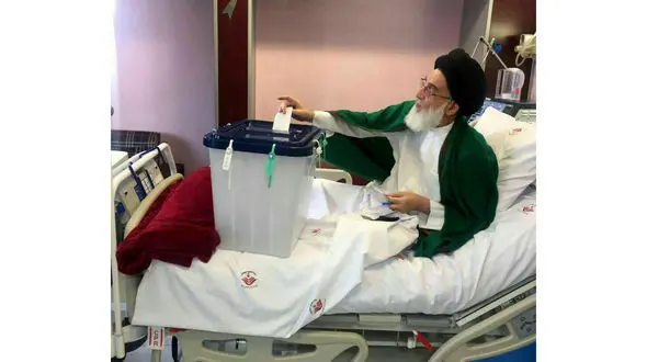 آیت الله هاشمی شاهرودی در بستر بیماری  رای خود را در صندوق انداخت+ عکس