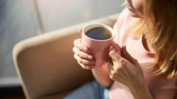 قهوه کافئین‌ دار چه نقشی در روند پیری زنان دارد؟