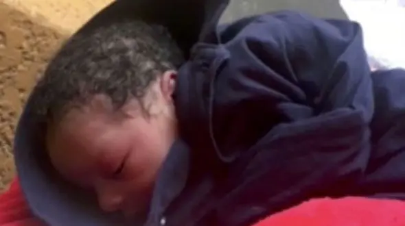 کشف نوزاد یک روزه در خیابان+عکس