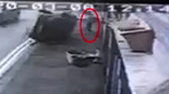 مرد خوش شانس از مرگ فجیع به دست 2 زن نجات پیدا کرد! + فیلم / انگلیس