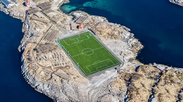 زیباترین زمین فوتبال جهان در این جزیره قرار دارد + عکس