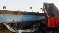 تصادف وحشت آور کامیون با پل عابرپیاده / 2 نفر زیر پل عابر پیاده گیر کردند + تصاویر