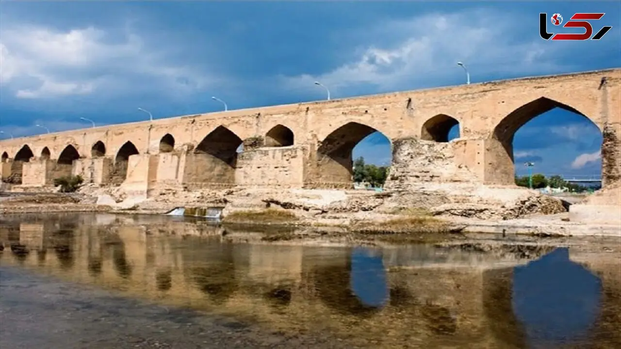پاک‌سازی دیوارنویسی عرشه پل باستانی دزفول