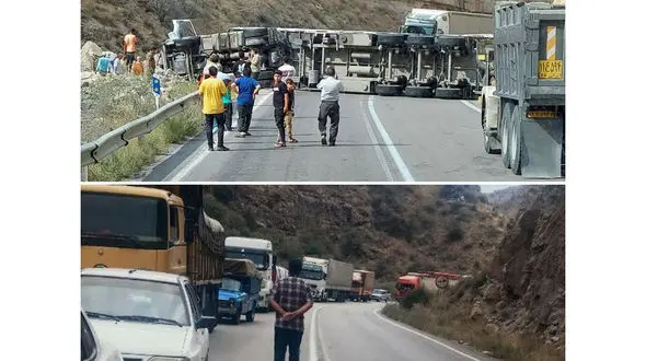 واژگونی تریلی جاده قوچان -درگز  را مسدود کرد + فیلم 