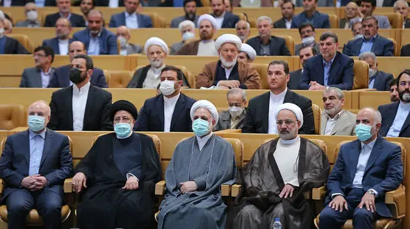 رئیسی: گرفتار حاشیه ها نمی شویم / جامعه را باید بر عدالت بنا کرد 