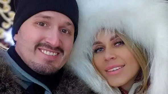 حمله کلیسا به کشیش خوش تیپ بخاطر زیبایی همسرش / او تبعید شد !+عکس