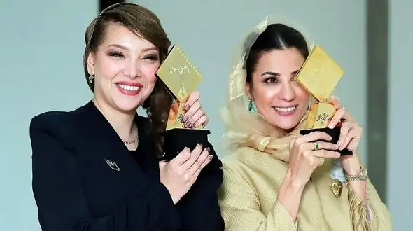 فیلم  استایل جذاب خانم بازیگران درجشن منتقدان سینما / از بابچ سینه ایرانی صدف اسپهبدی تا شومیز و شلوار الگانت مشکی مهسا حجازی بازیگر تاسیان ...