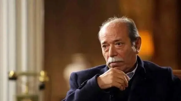 حیرت کاربران از شباهت خیره‌کننده استاد علی نصیریان با اسطوره سینمای ژاپن، تاکاشی شیمورا / مقایسه عجیب بزرگ آقای سینمای ایران و بازیگر فیلم هفت سامورایی