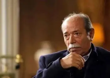 حیرت کاربران از شباهت خیره‌کننده استاد علی نصیریان با اسطوره سینمای ژاپن، تاکاشی شیمورا / مقایسه عجیب بزرگ آقای سینمای ایران و بازیگر فیلم هفت سامورایی