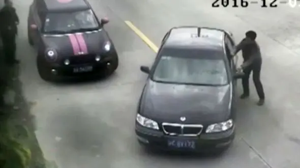 فیلم اشتباه خنده دار راننده حواس پرت در سقوط به رودخانه + عکس