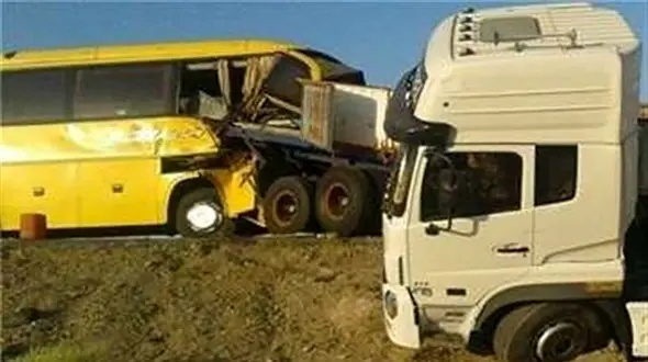 تصادف مرگبار اتوبوس مسافربری با تریلی در جاده نایین 