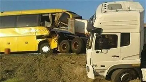 تصادف مرگبار اتوبوس مسافربری با تریلی در جاده نایین 