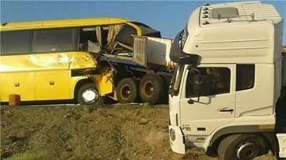 تصادف مرگبار اتوبوس مسافربری با تریلی در جاده نایین 