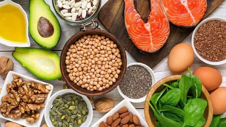 کمبود مواد مغذی چگونه می‌ تواند موها را کم‌ پشت کند؟ راهنمای پیشگیری از ریزش مو