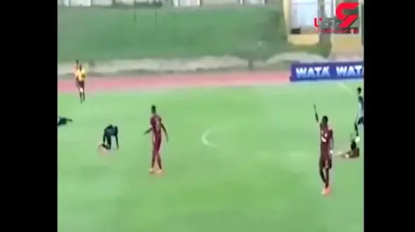 صاعقه 2 فوتبالیست را هنگام مسابقه کور کرد+ فیلم 