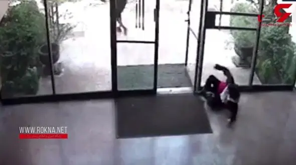 لحظه دزدی زن حرفه ای در بانک + تصویر