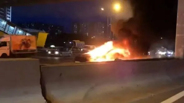 شوکه شدن مردم از منفجر شدن خودروی فوق لاکچری در وسط اتوبان+ عکس