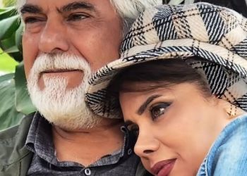 نگاهی به دکوراسیون فوق خاص خانه عاطفه رضوی و همسر جذابش حسین پاکدل/ از  شمعدان های نقره  تا کتابخانه شیک 