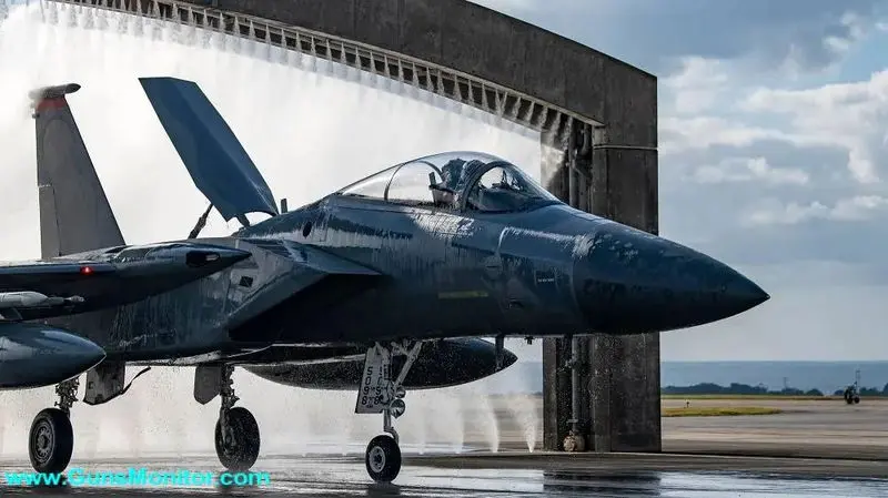 شستشوی هواپیماهای نظامی و جنگنده هابا ربات‌ها