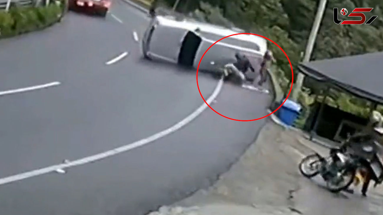 ویدیوی عجیب رانندگی با خودروی شاسی بلند واژگون در بزرگراه / مرد جوان برای گرفتن پول بیمه مثلاً فوت کرد  