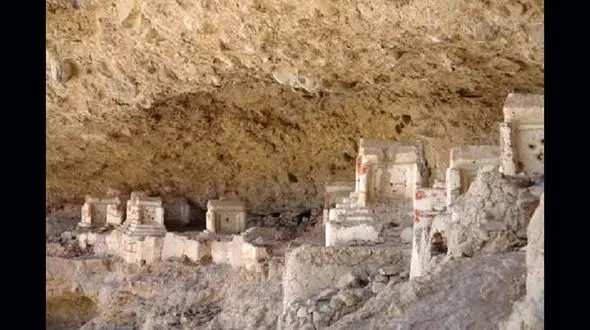 آشنایی با قبرستان عجیب "هفتاد ملا"+ تصاویر