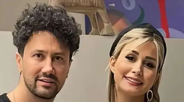 فیلم چیدمان جذاب مبلمان زرد رنگ خانه‌ شاهرخ استخری و سپیده بزمی‌پور با میزهای مشکی و دکوری‌های طلایی/ 